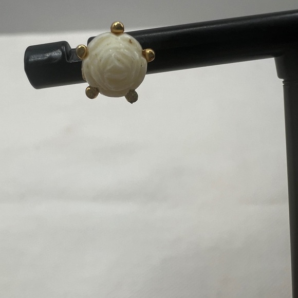 MONET WHITE ROSE ACRYLIC STUD GOLD TONE STUD EARRINGS  SIGNED - Picture 3 of 7